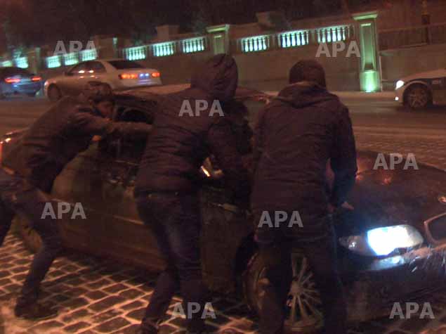 Bakıya yağan qar qəzaların sayını artırıb - YENİLƏNİB - FOTO
