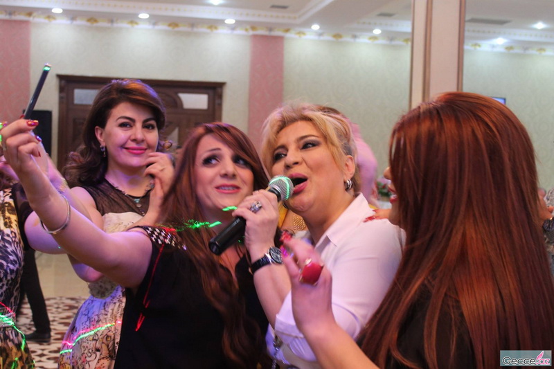 Ad günündə hönkür-hönkür ağlayan müğənniyə brilyant bağışladılar - FOTOSESSİYA