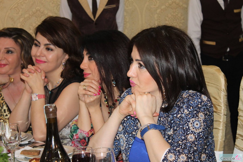 Ad günündə hönkür-hönkür ağlayan müğənniyə brilyant bağışladılar - FOTOSESSİYA