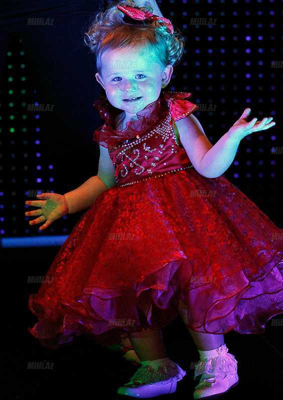 Pomada, lak, rəqs: yaşyarımlıq qız gözəllik müsabiqəsində - VİDEO - FOTO