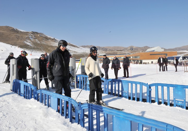 Prezident İlham Əliyev və xanımı Mehriban Əliyeva "Şahdağ" kompleksində "Park Chalet" oteli və 1 nömrəli kanat və xizək enişinin açılışında iştirak ediblər - YENİLƏNİB - FOTO