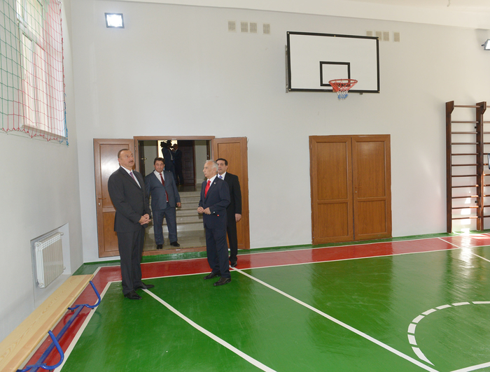Prezident İlham Əliyev Binəqədi rayonundakı 115 nömrəli tam orta məktəbdə əsaslı təmir və yenidənqurma işlərindən sonrakı vəziyyətlə tanış olub - FOTO