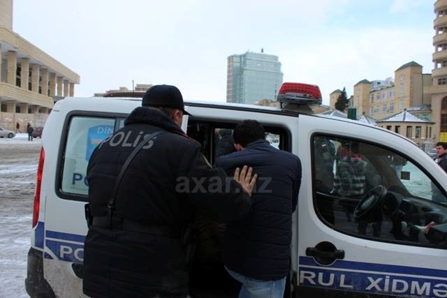 Bakıda qartopu şillə-təpiyə keçdi: tutulanlar var - FOTO
