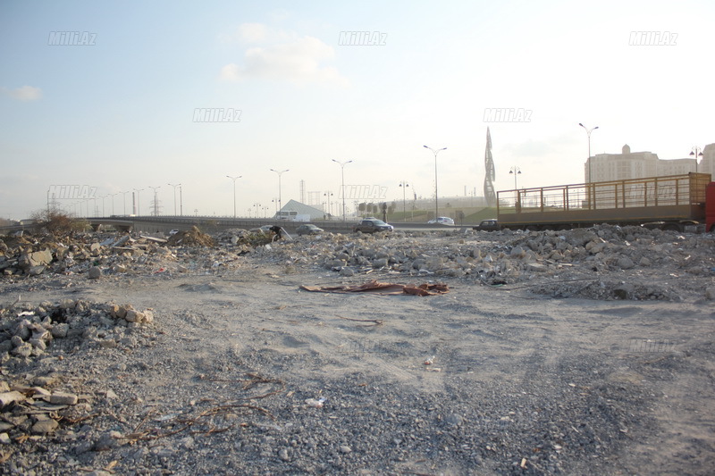 Bakıda böyük prospektin ətrafı sökülür - FOTO