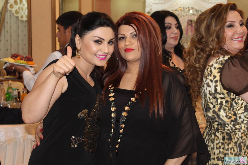 Ad günündə hönkür-hönkür ağlayan müğənniyə brilyant bağışladılar - FOTOSESSİYA