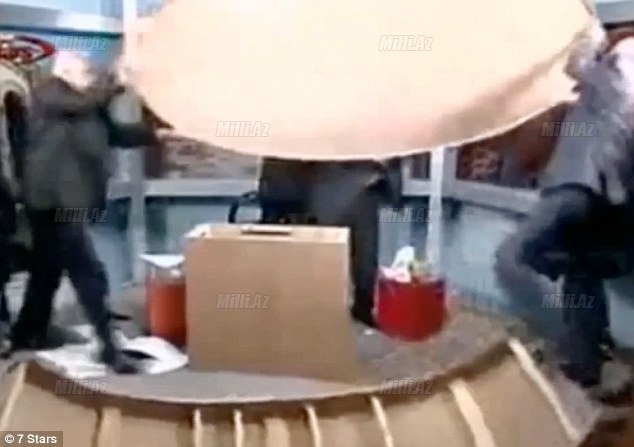 Canlı yayımda dava: "Bura gəl, şərəfsiz köpəkoğlu!" - VİDEO - FOTO