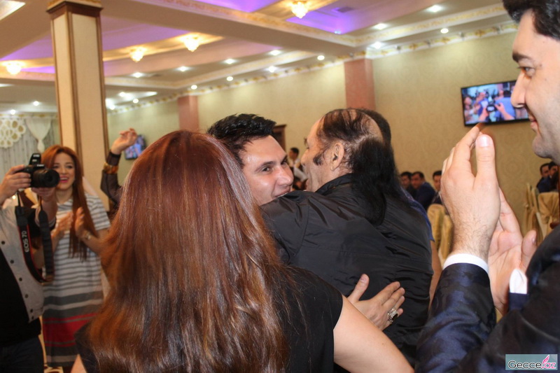 Ad günündə hönkür-hönkür ağlayan müğənniyə brilyant bağışladılar - FOTOSESSİYA