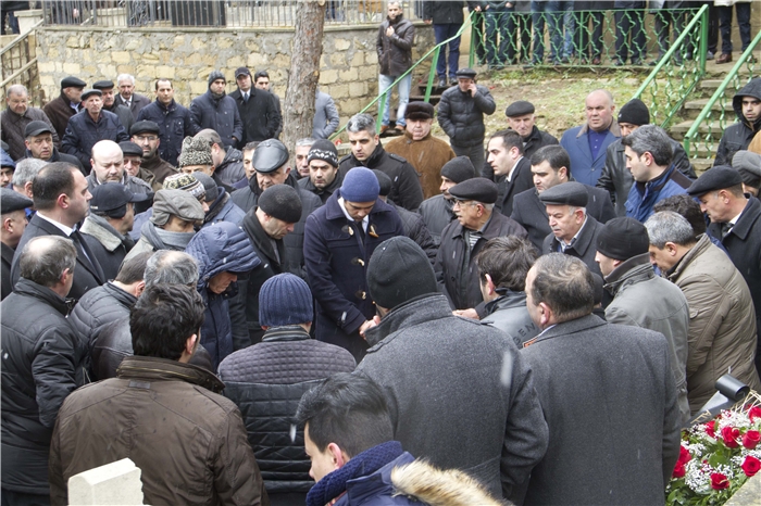 Çingiz Mustafayevin anası son mənzilə yola salındı - FOTO