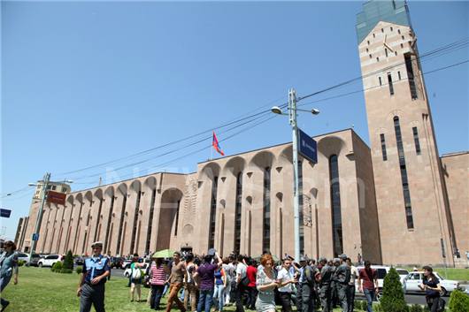 Polis ermənilərin aksiyasını dağıtdı - FOTO