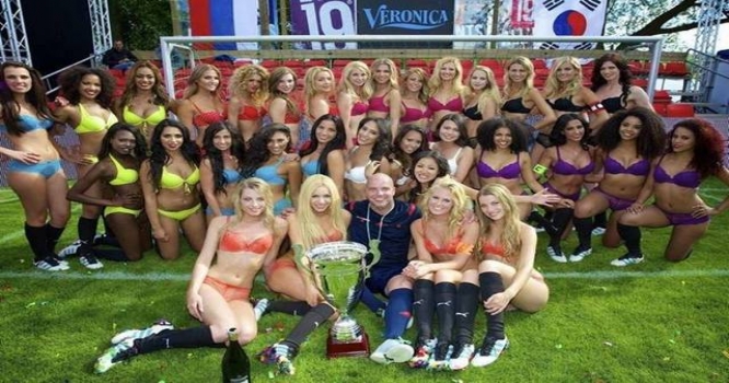 8 ölkənin qızları alt paltarda futbol oynadılar - FOTO