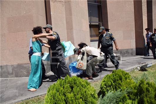 Polis ermənilərin aksiyasını dağıtdı - FOTO