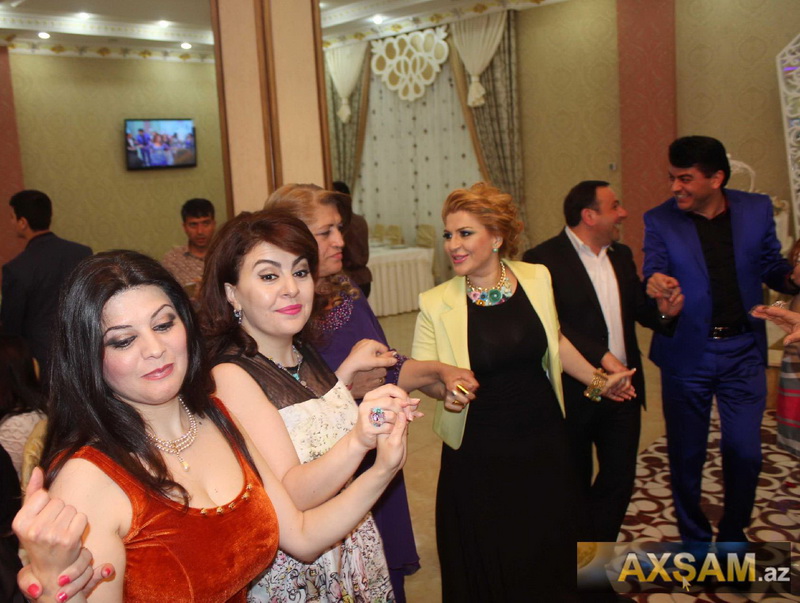 Ad günündə hönkür-hönkür ağlayan müğənniyə brilyant bağışladılar - FOTOSESSİYA