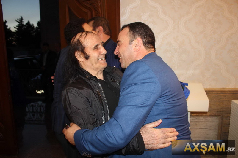 Ad günündə hönkür-hönkür ağlayan müğənniyə brilyant bağışladılar - FOTOSESSİYA