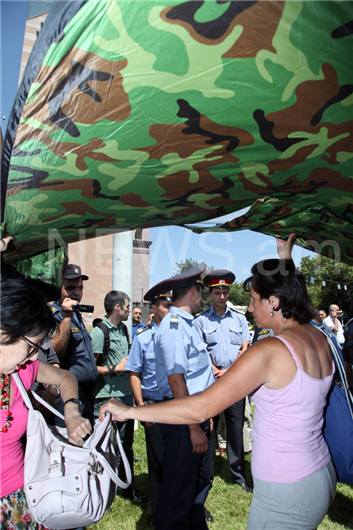 Polis ermənilərin aksiyasını dağıtdı - FOTO