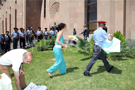Polis ermənilərin aksiyasını dağıtdı - FOTO