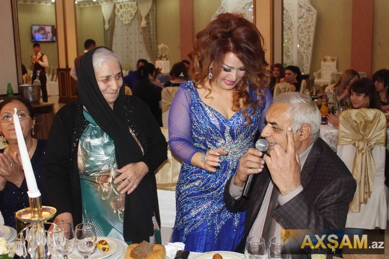 Ad günündə hönkür-hönkür ağlayan müğənniyə brilyant bağışladılar - FOTOSESSİYA