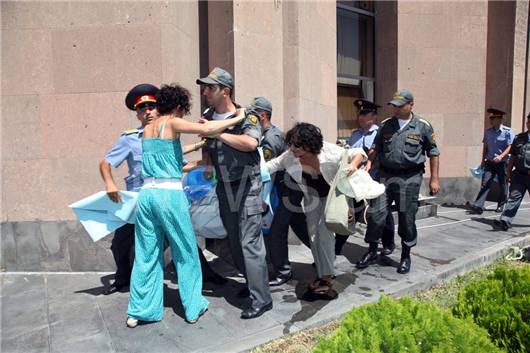 Polis ermənilərin aksiyasını dağıtdı - FOTO