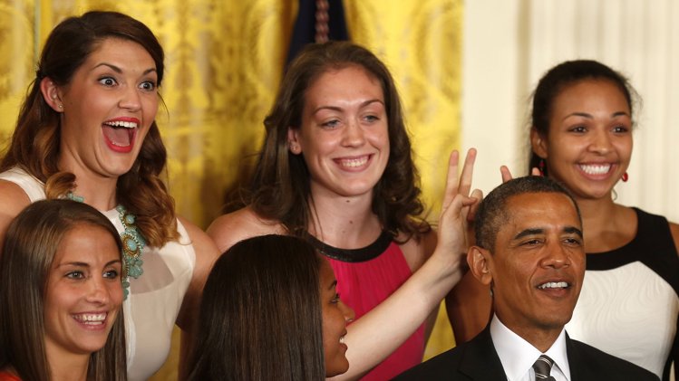 İdmançı qızlar Obamaya "buynuz" qoydular - FOTO
