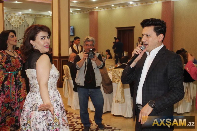 Ad günündə hönkür-hönkür ağlayan müğənniyə brilyant bağışladılar - FOTOSESSİYA