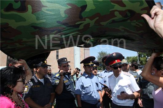 Polis ermənilərin aksiyasını dağıtdı - FOTO