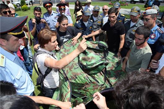 Polis ermənilərin aksiyasını dağıtdı - FOTO