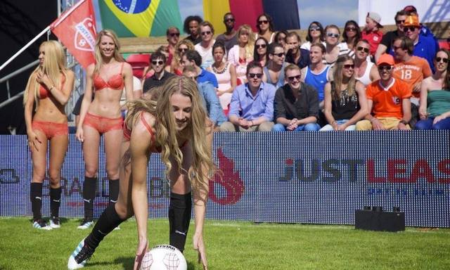 8 ölkənin qızları alt paltarda futbol oynadılar - FOTO